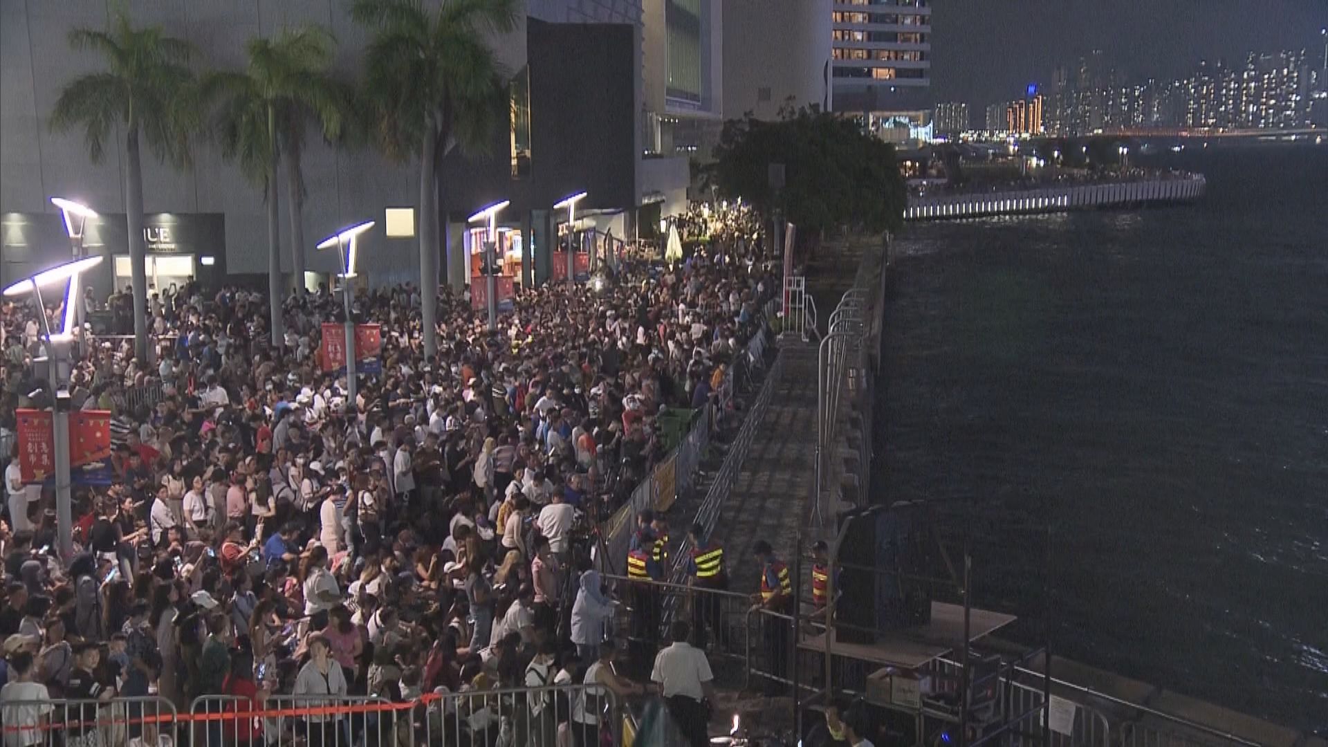 國慶煙花匯演晚上舉行 尖沙咀人頭湧湧