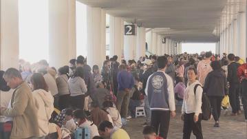 新春煙花匯演今晚8時上演 尖沙咀海旁逼滿市民等候