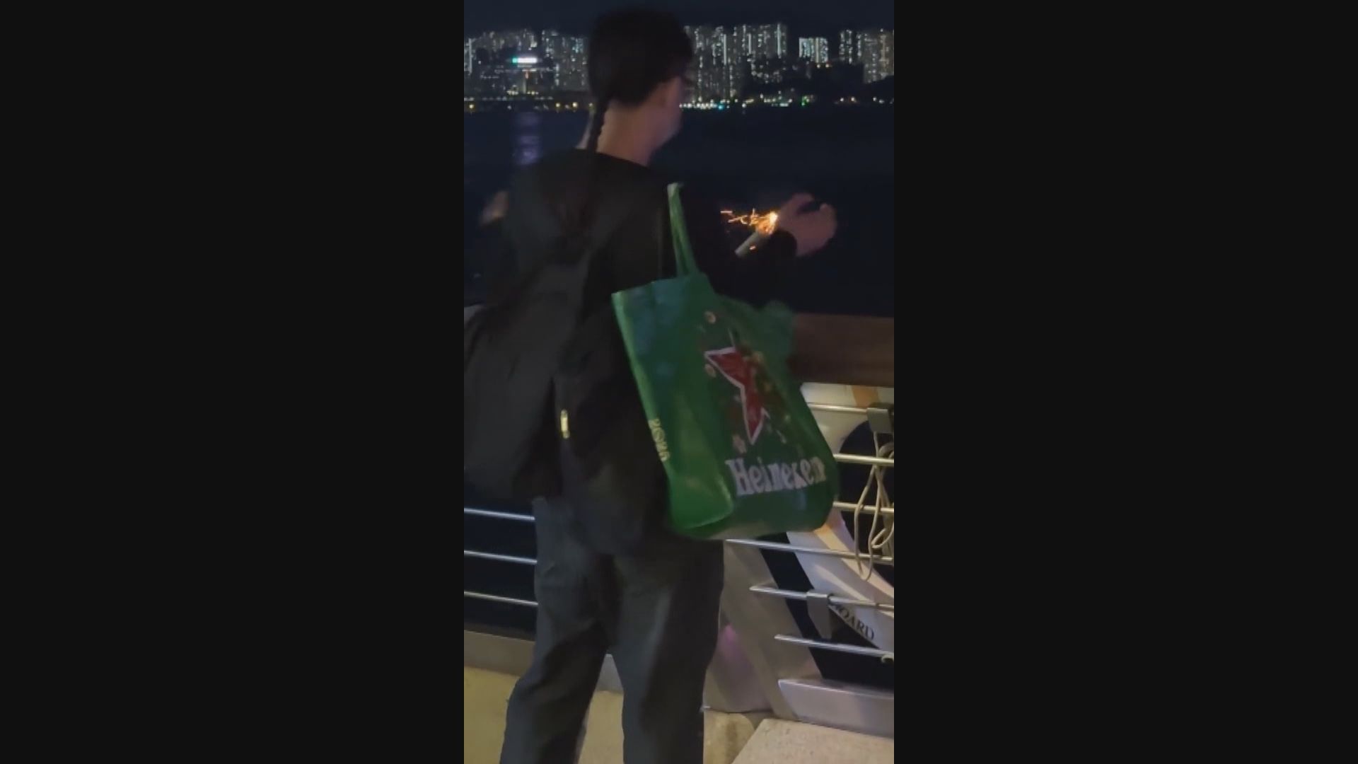 涉尖沙咀海旁放煙花　21歲內地男子被捕