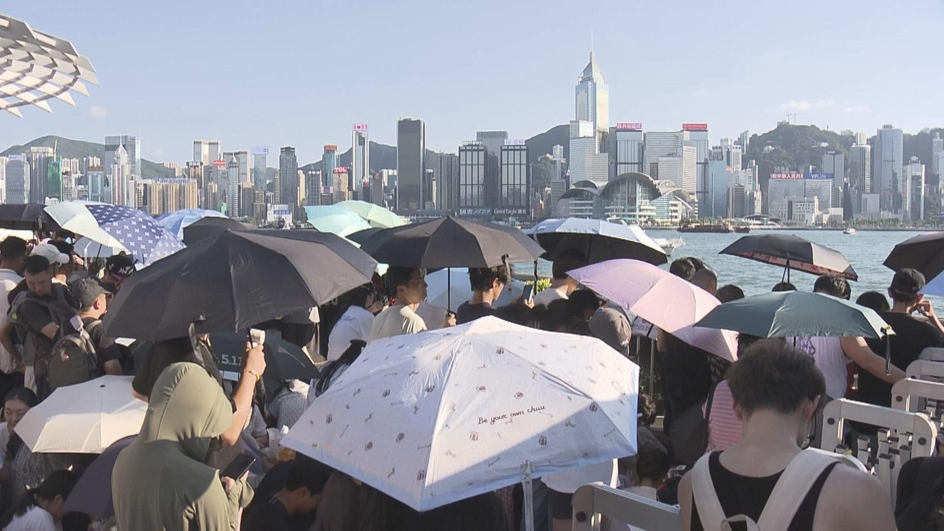 不少遊客維港兩岸等候觀賞國慶煙花