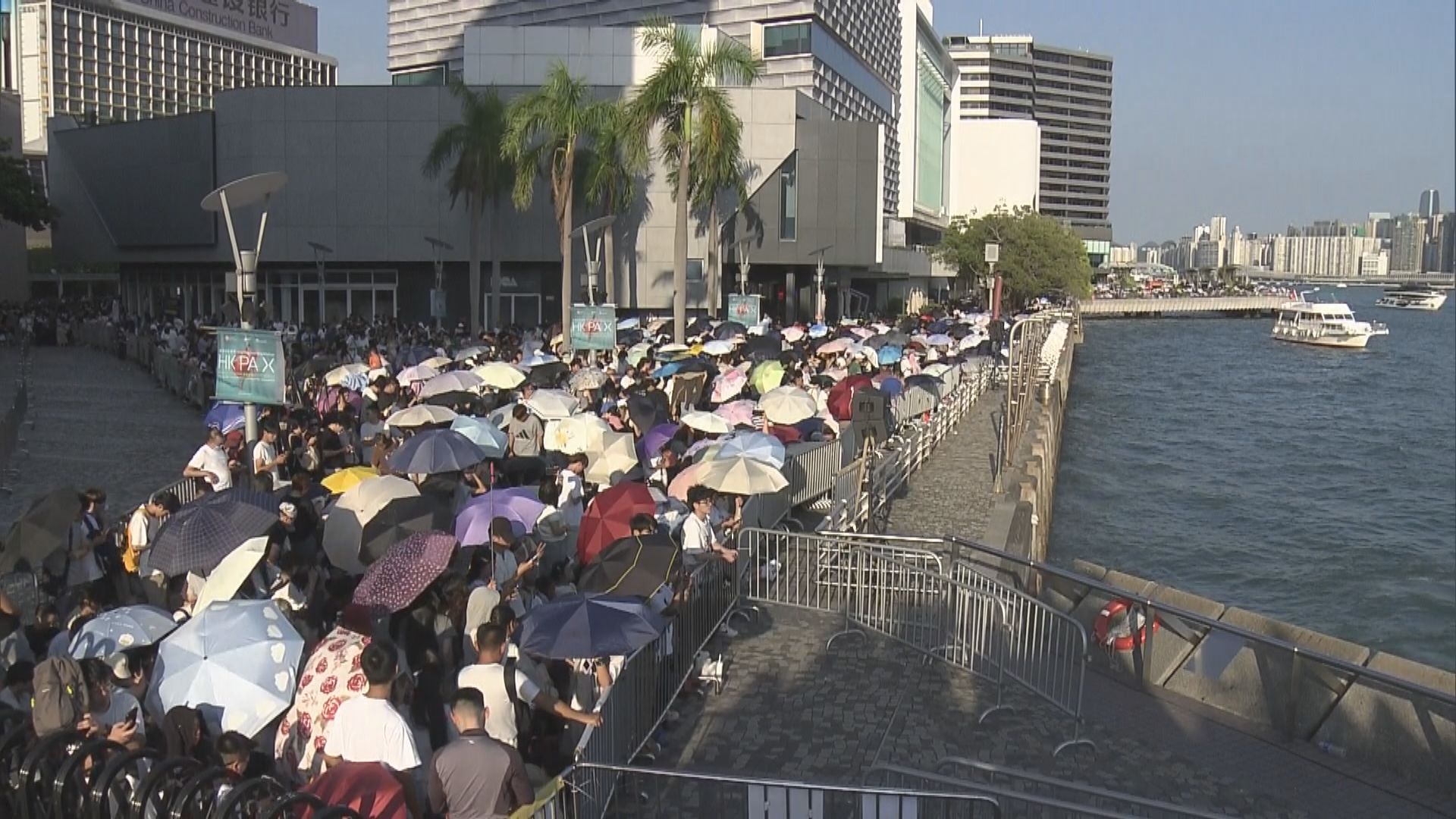 不少遊客維港兩岸等候觀賞國慶煙花　有警員在尖沙咀一帶實施人潮管制措施