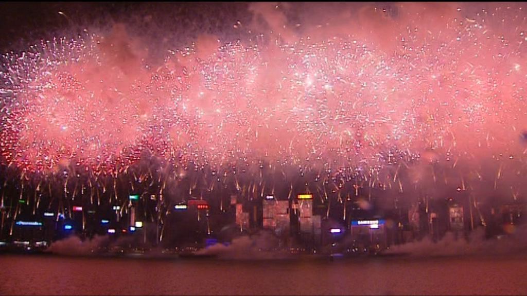 維港上演國慶煙花匯演　引入明月及心形等新圖案