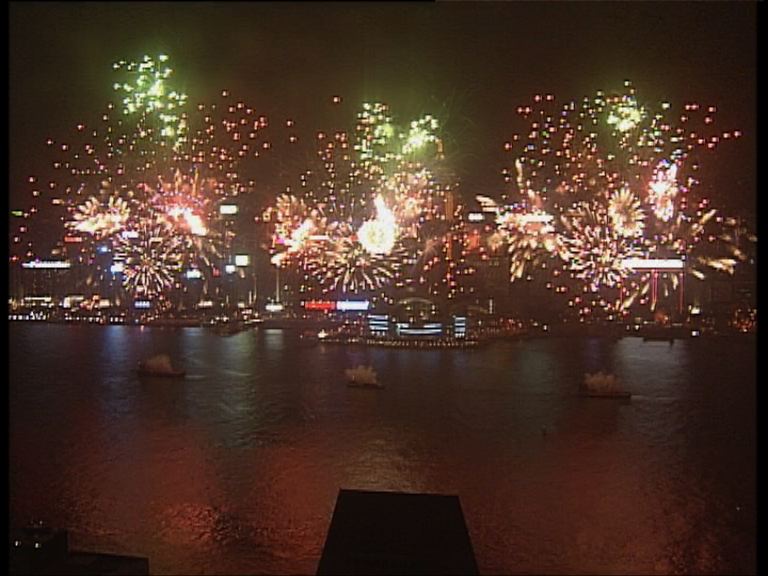 市民於維港兩岸欣賞國慶煙花匯演