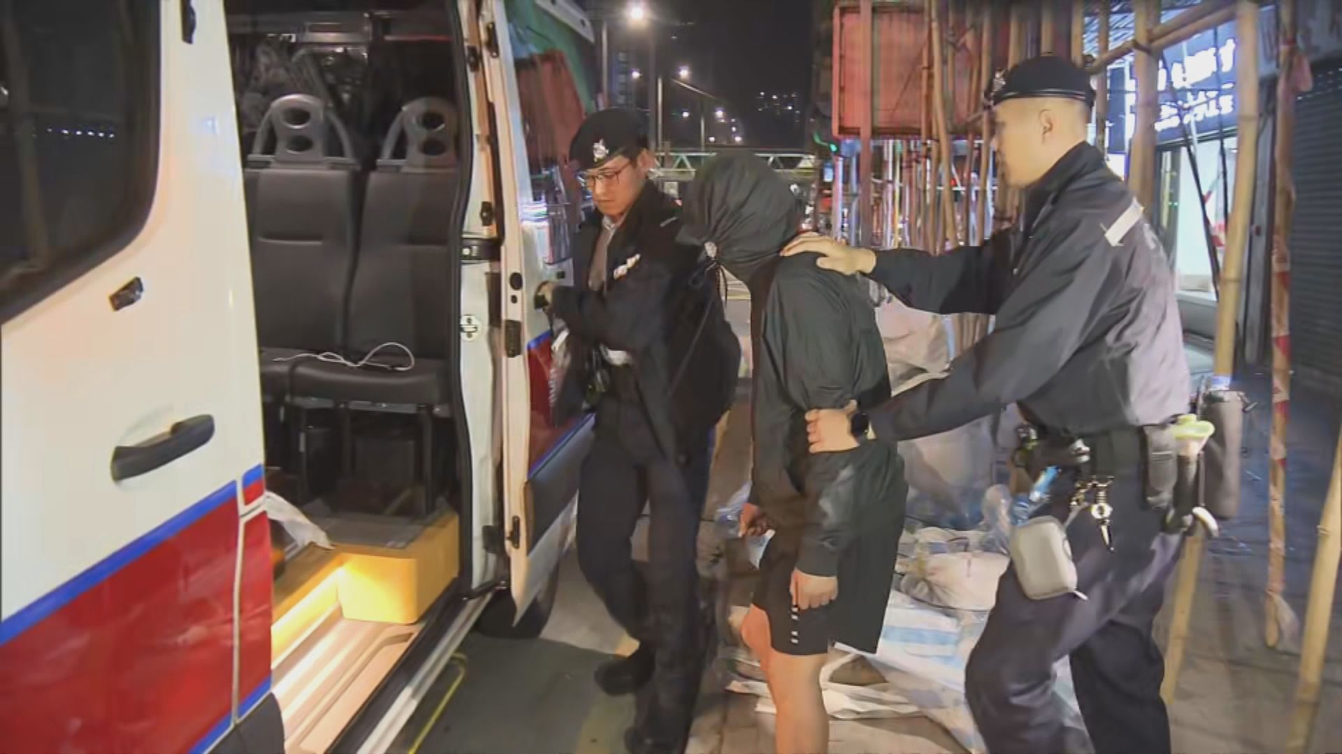 警深水埗截可疑車檢煙花拘司機
