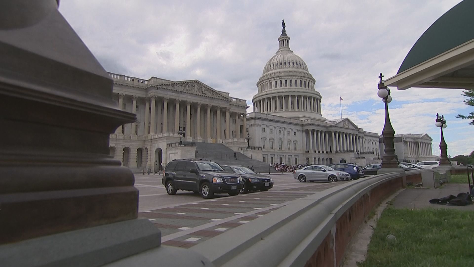 惠譽將美國主權評級保留在負面觀察名單