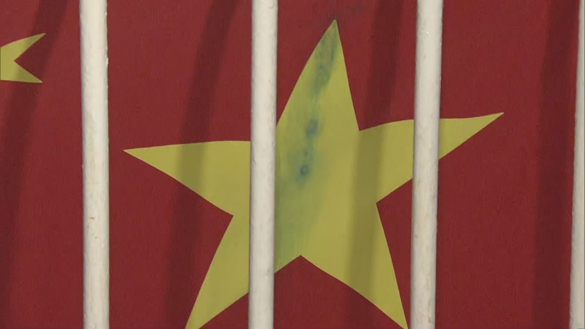 何文田愛民邨有多面國旗及區旗疑被油漆損毀