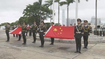內地高校與香港青少年軍國旗護衛隊金紫荊舉行升旗禮