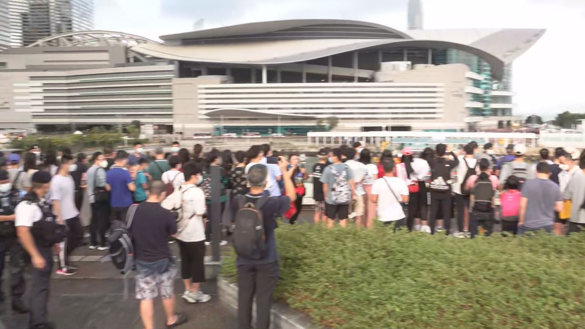 有市民遠處觀看升旗禮　內地生：來到儀式地方睡意都沒了