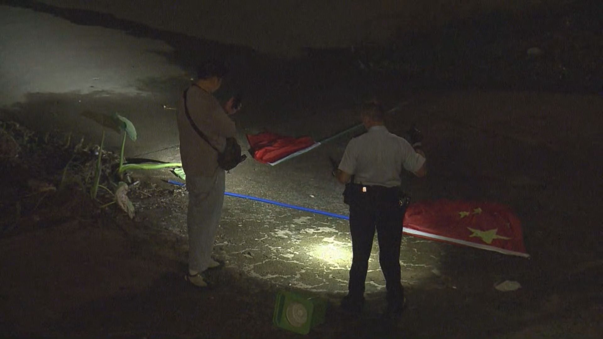 元朗宏達路國旗及區旗遭拆毀棄置明渠