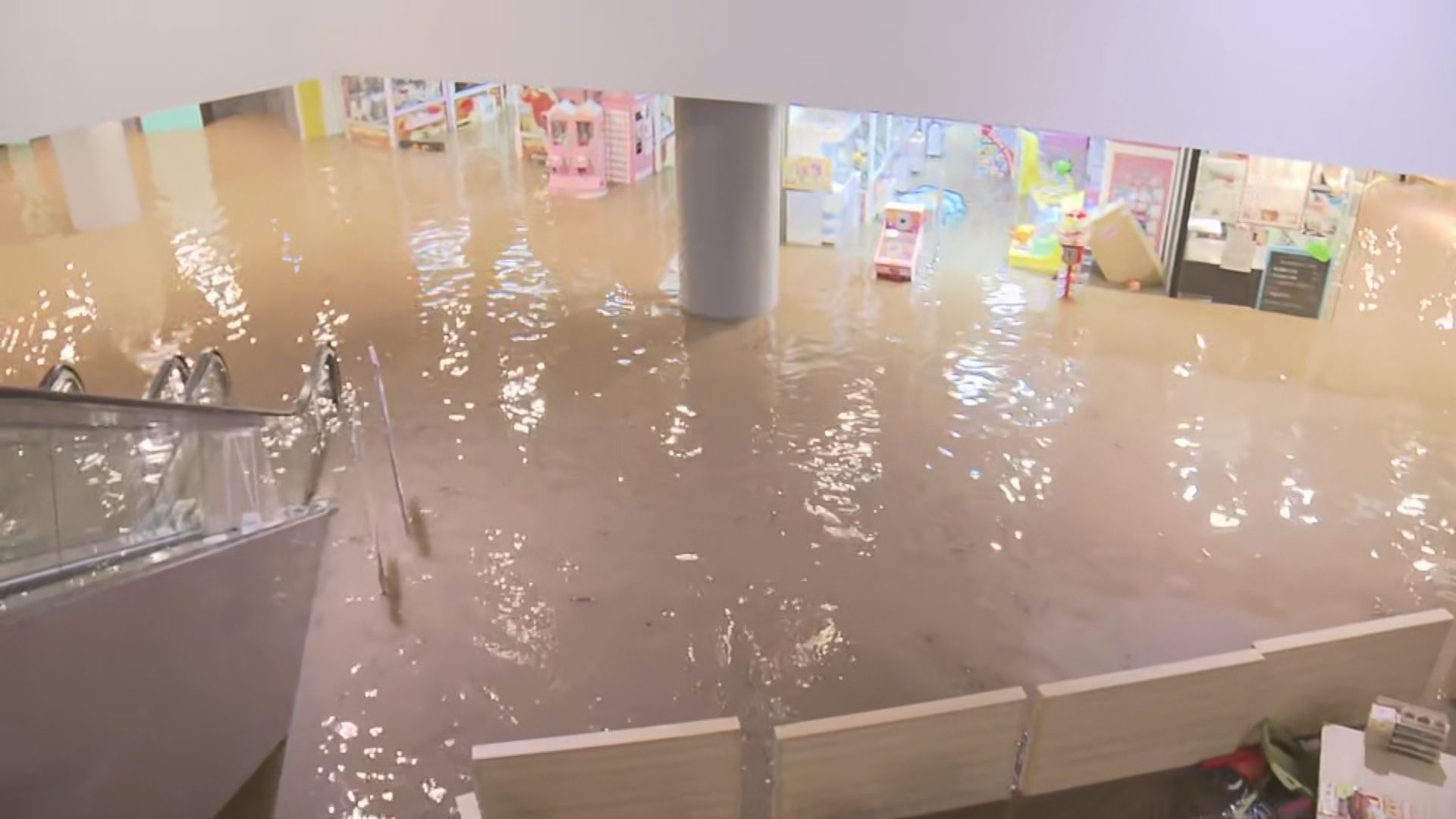 天文台總部一小時內錄得158.1毫米雨量 破1884年以來紀錄