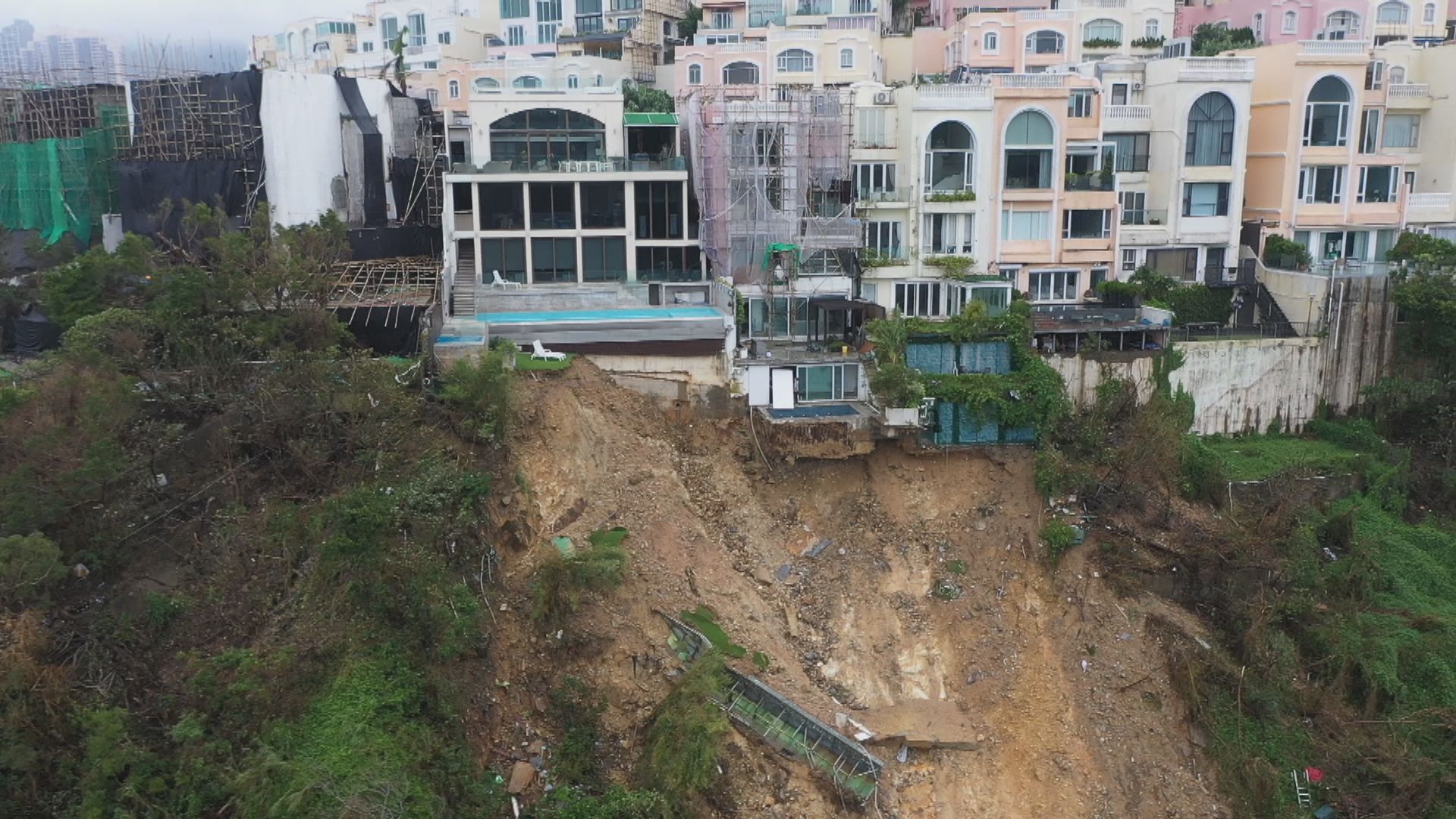紅山半島冧山泥獨立屋花園受損 黃大仙中心地庫仍未重開