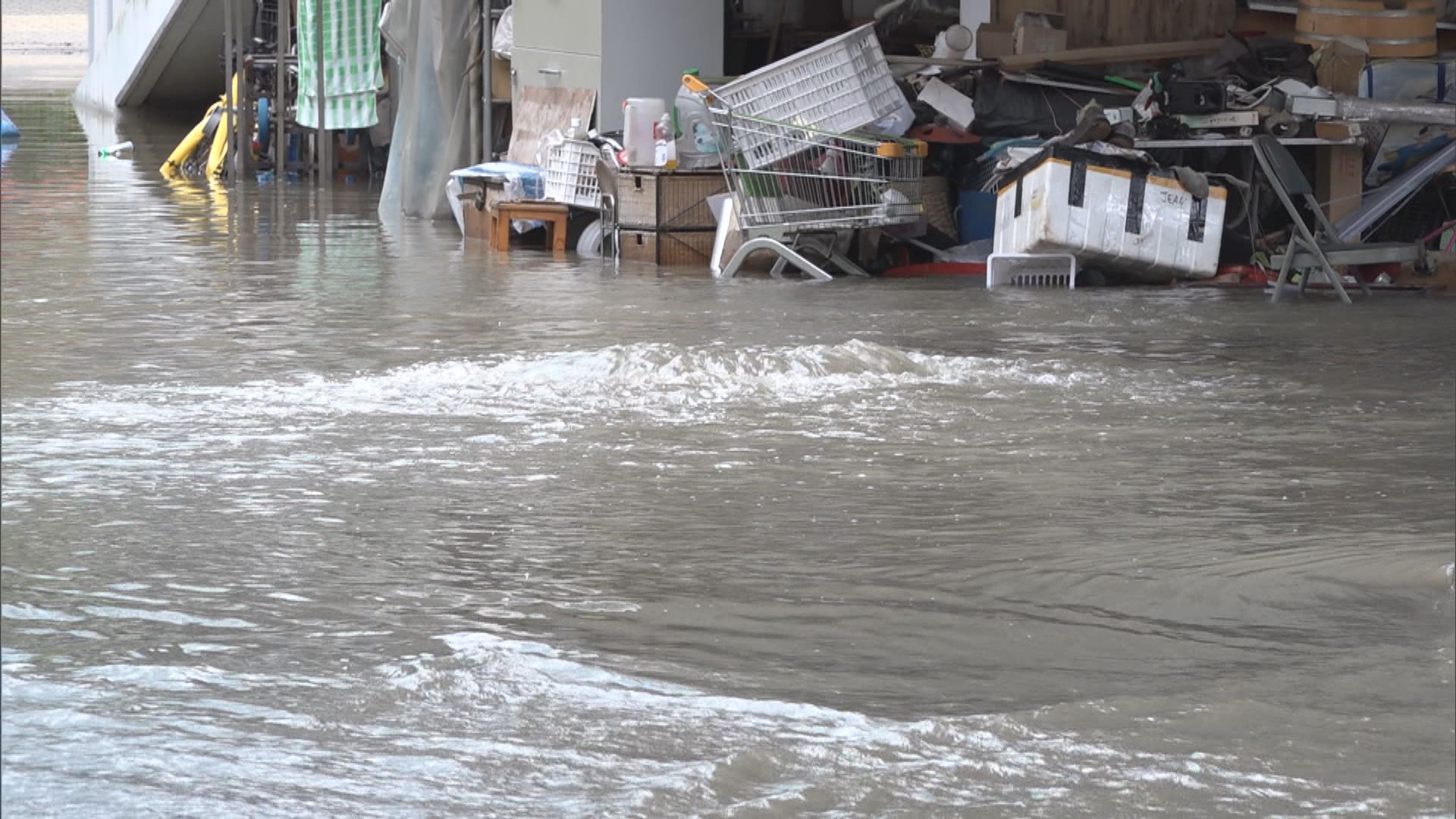 灣仔夏愨道爆水管一度影響交通