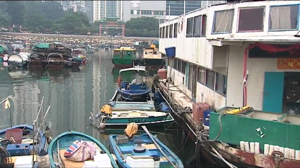 鯉魚門三家村村民做好防風準備