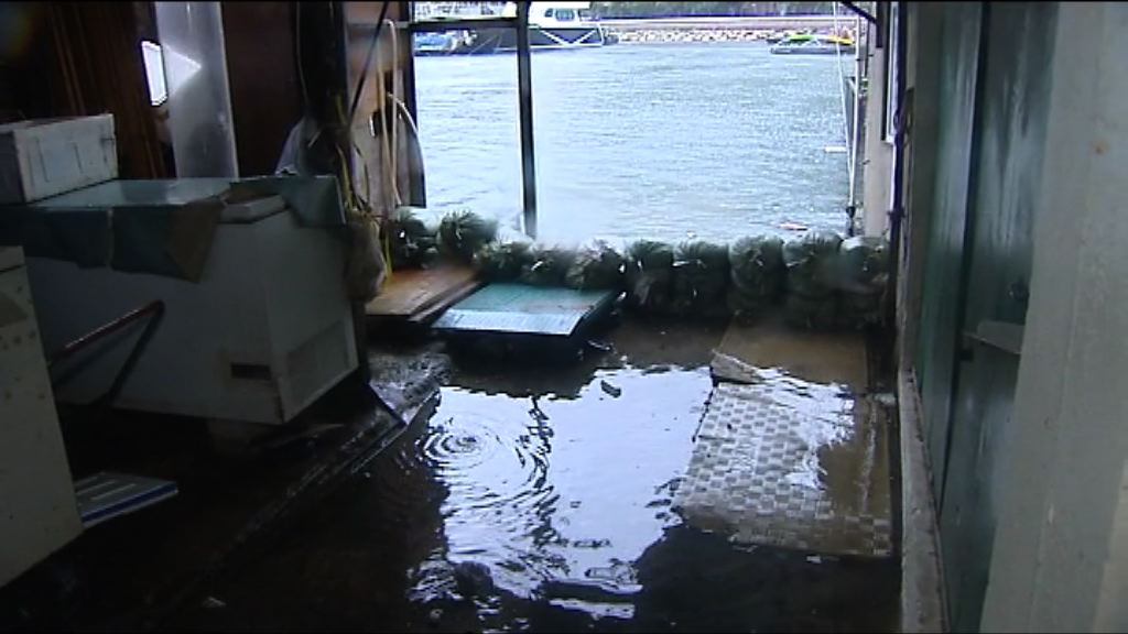 鯉魚門三家村水位上升近岸水浸