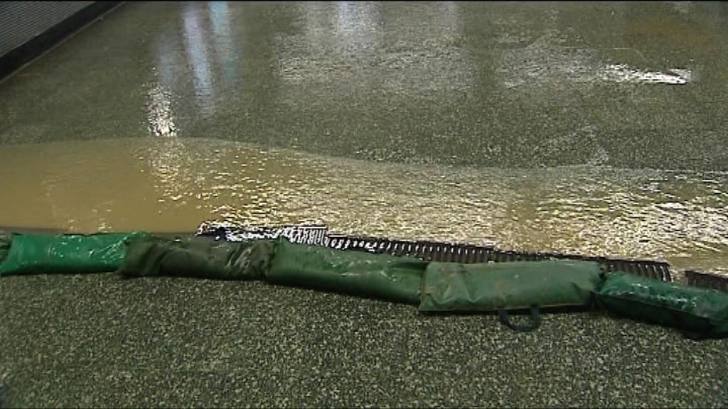 鑽石山站A2出口雨水湧入　暫時封閉