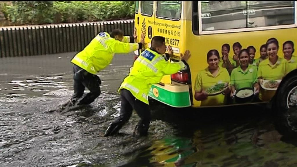 西環一帶道路水浸汽車拋錨
