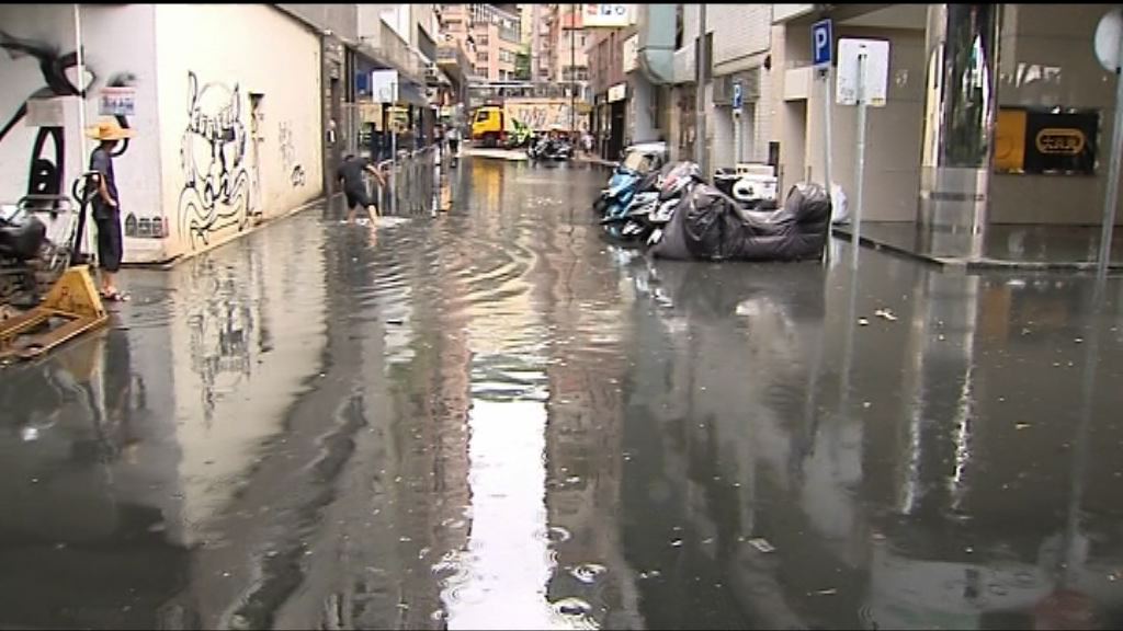 西環多處道路水浸交通受阻