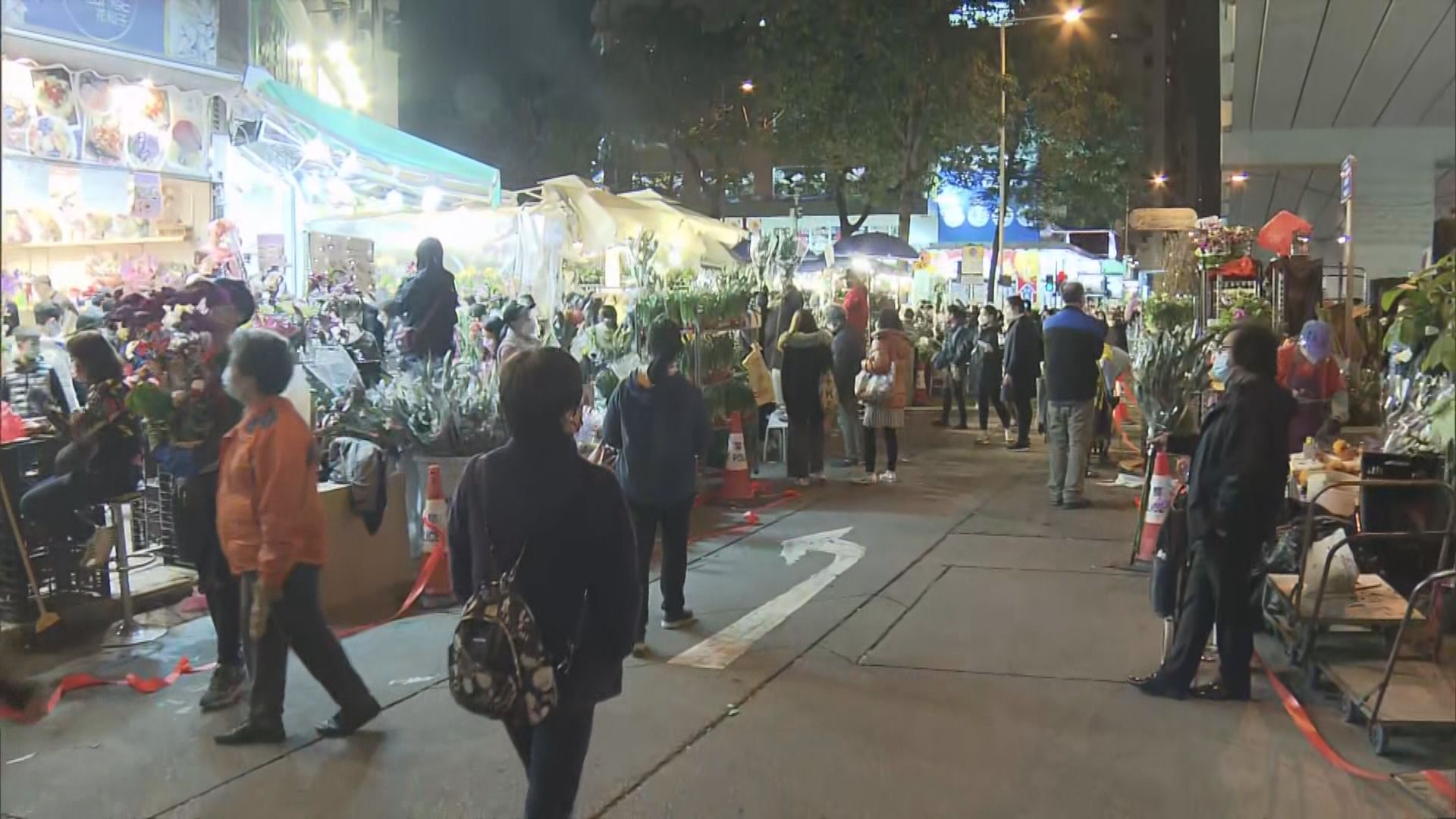 入夜後有市民到花墟買年花迎新歲