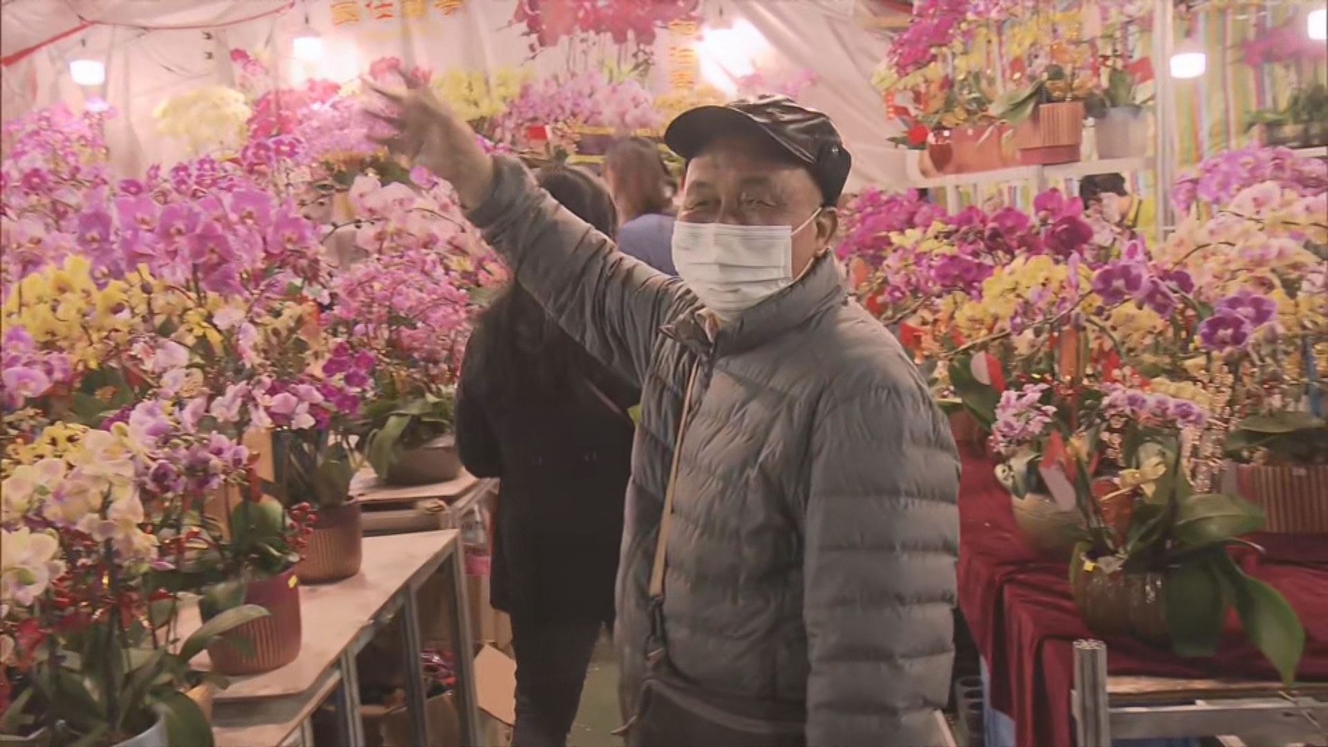 年三十晚維園年宵愈夜愈多人　檔主促銷散貨