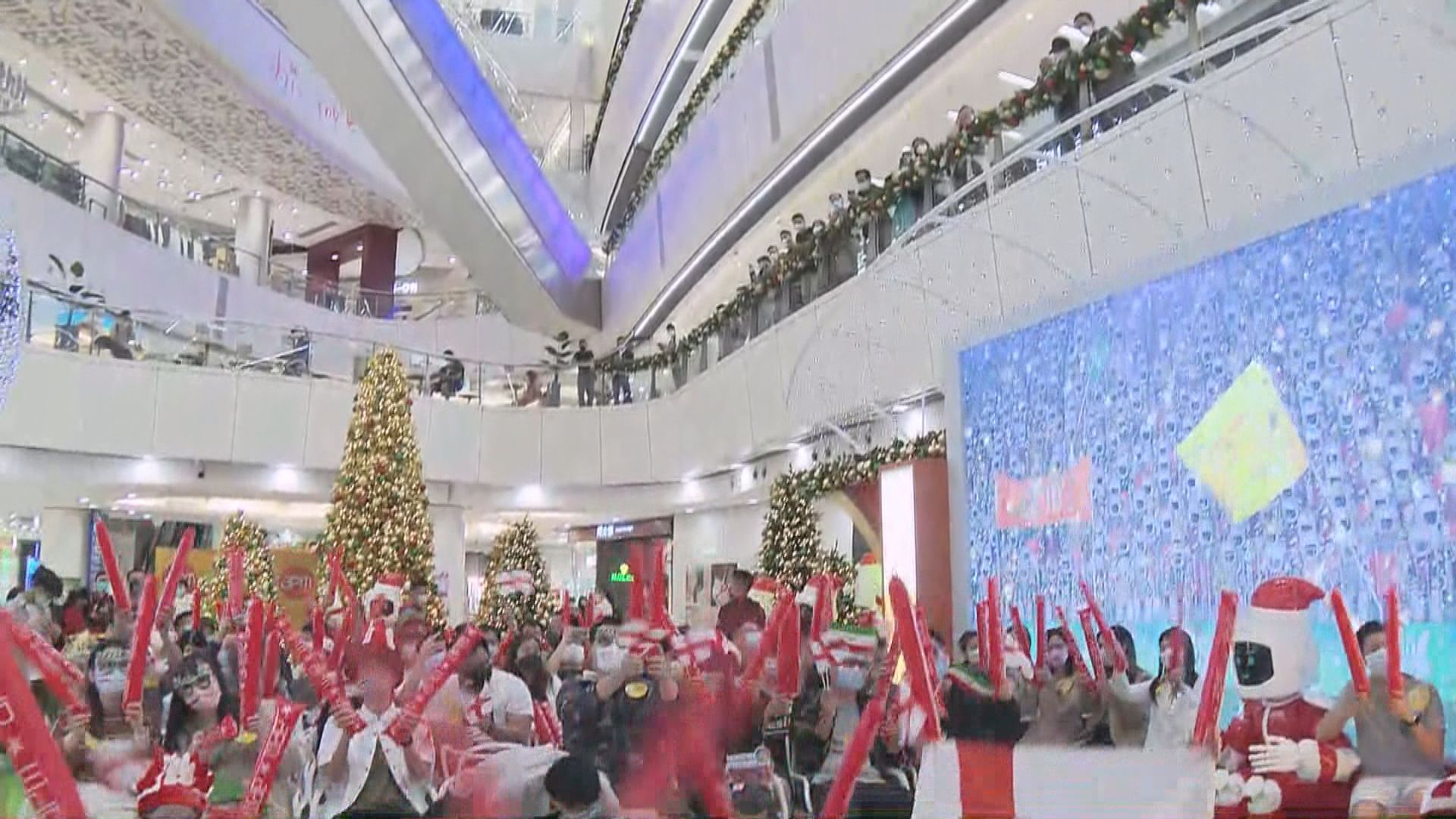 世界盃英格蘭對戰伊朗　有市民提早到商場霸位觀賽