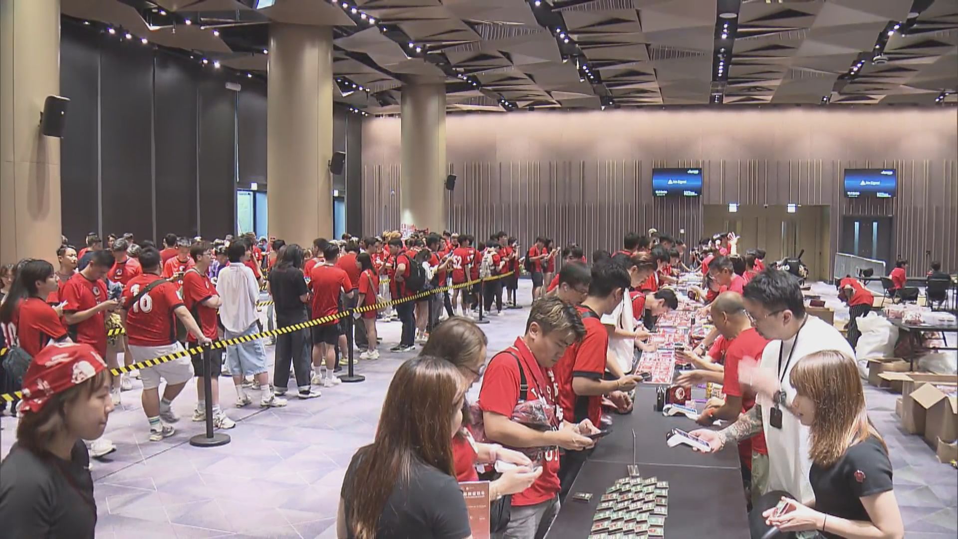 港隊迎戰孟加拉前　打氣聲響遍啟德體育園　球迷最後衝刺買紀念品