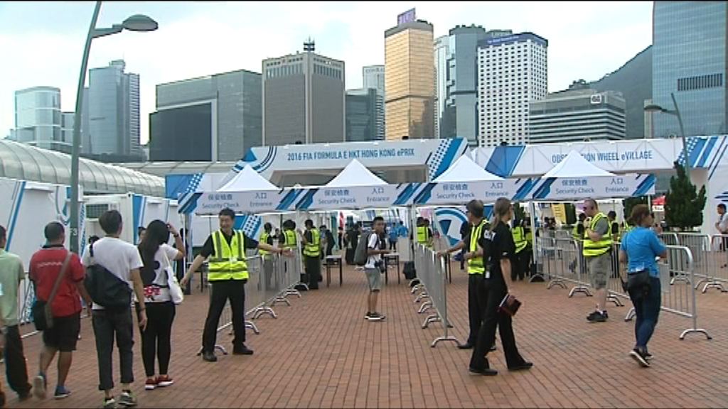 市民排隊輪候電動方程式門票