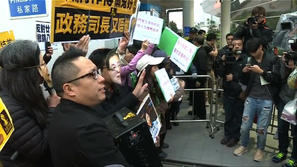 多個團體到辯論會場外請願