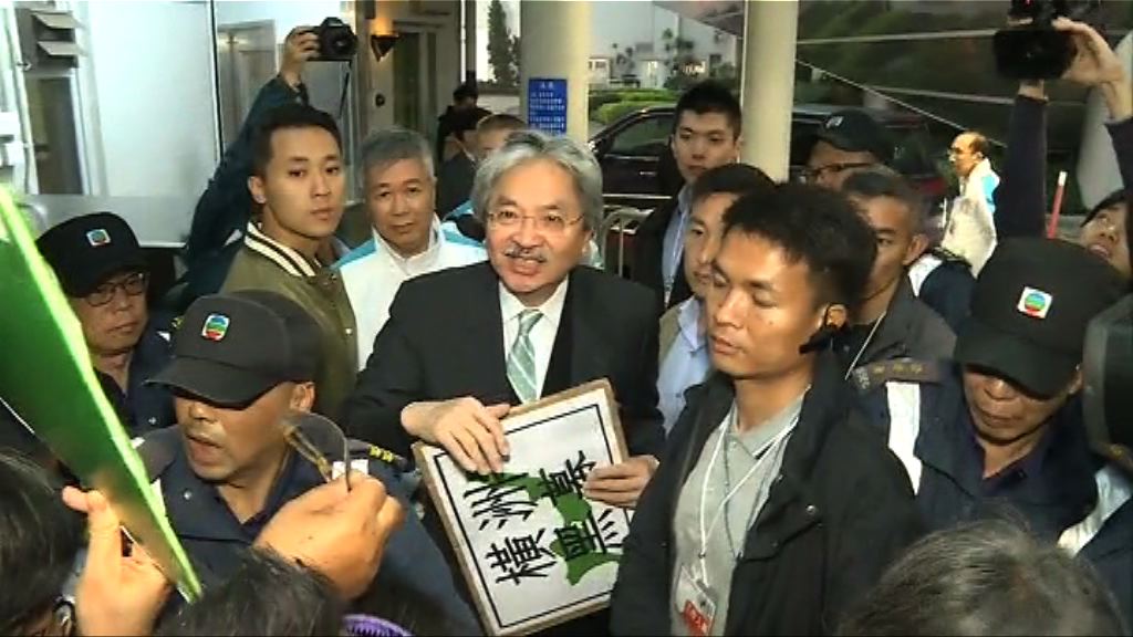 有團體到辯論會場外請願　三候選人接請願信