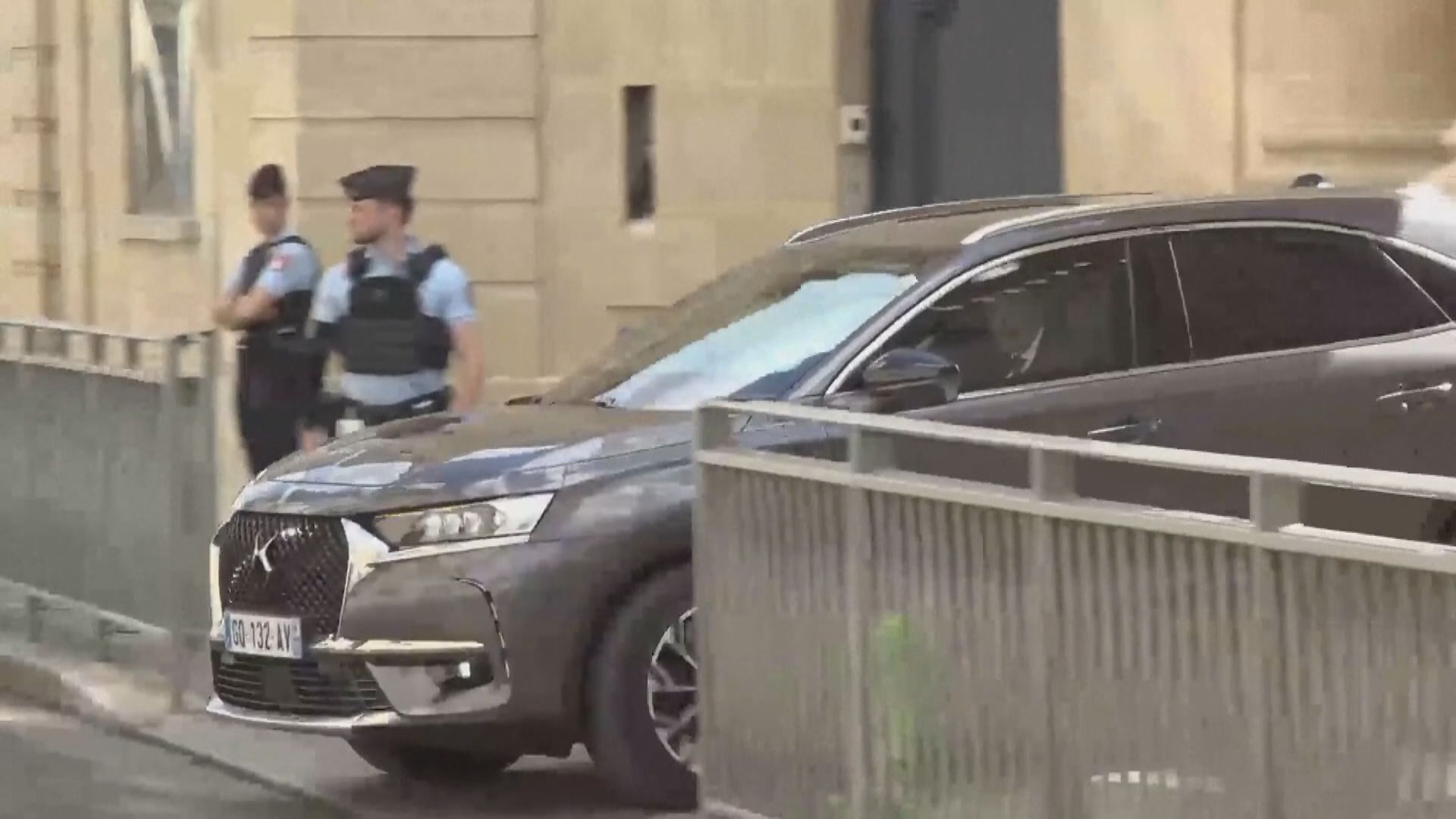 法國總理貝魯抵愛麗舍宮　正式向總統馬克龍請辭