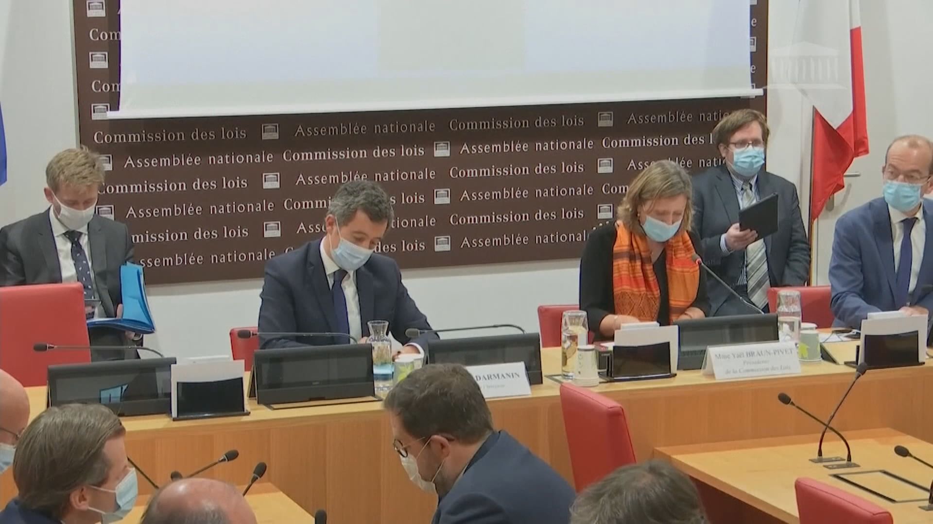 法內政部長拒撤回護警法案爭議條文　多地爆大規模示威