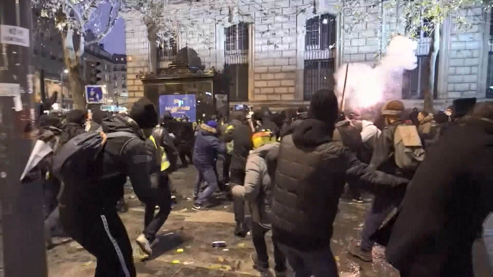 法國全國大罷工多處爆發激烈衝突　多人被捕