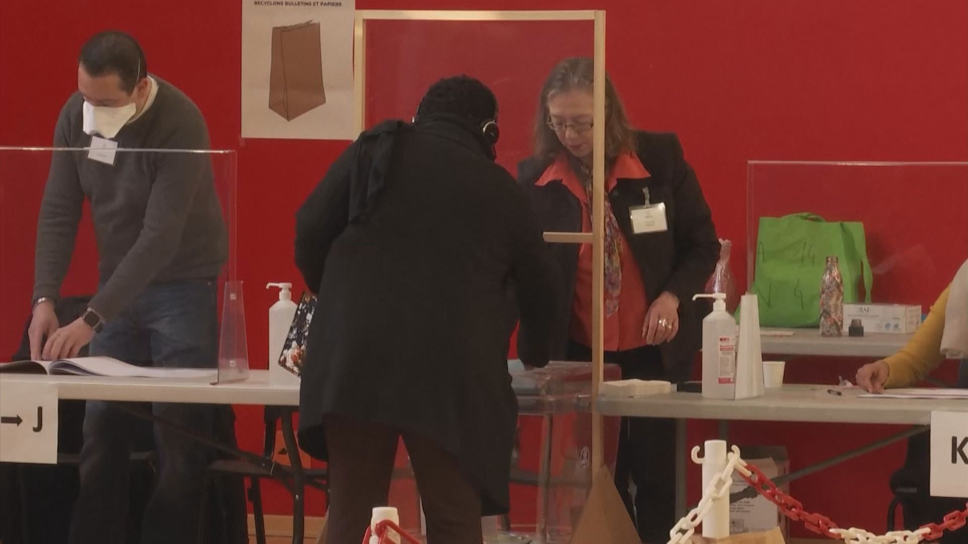 法國總統選舉首輪投票展開