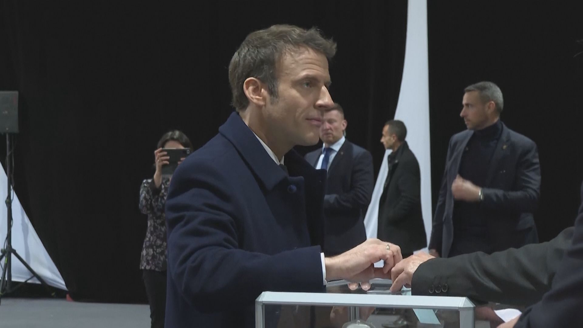 法國總統選舉首輪投票展開　各候選人先後現身票站