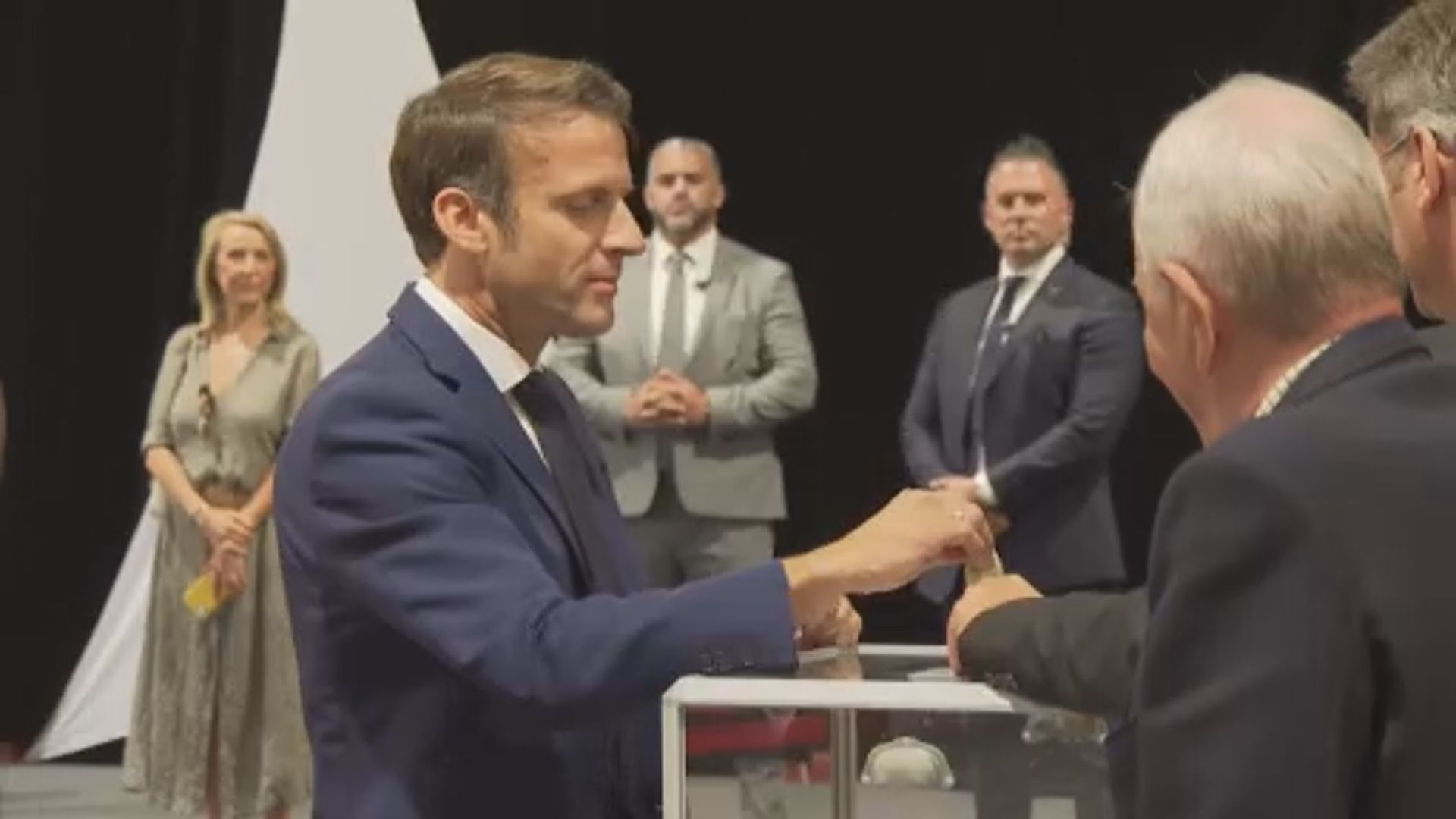 法國國會選舉首輪投票結束　馬克龍陣營或未能取得過半數議席