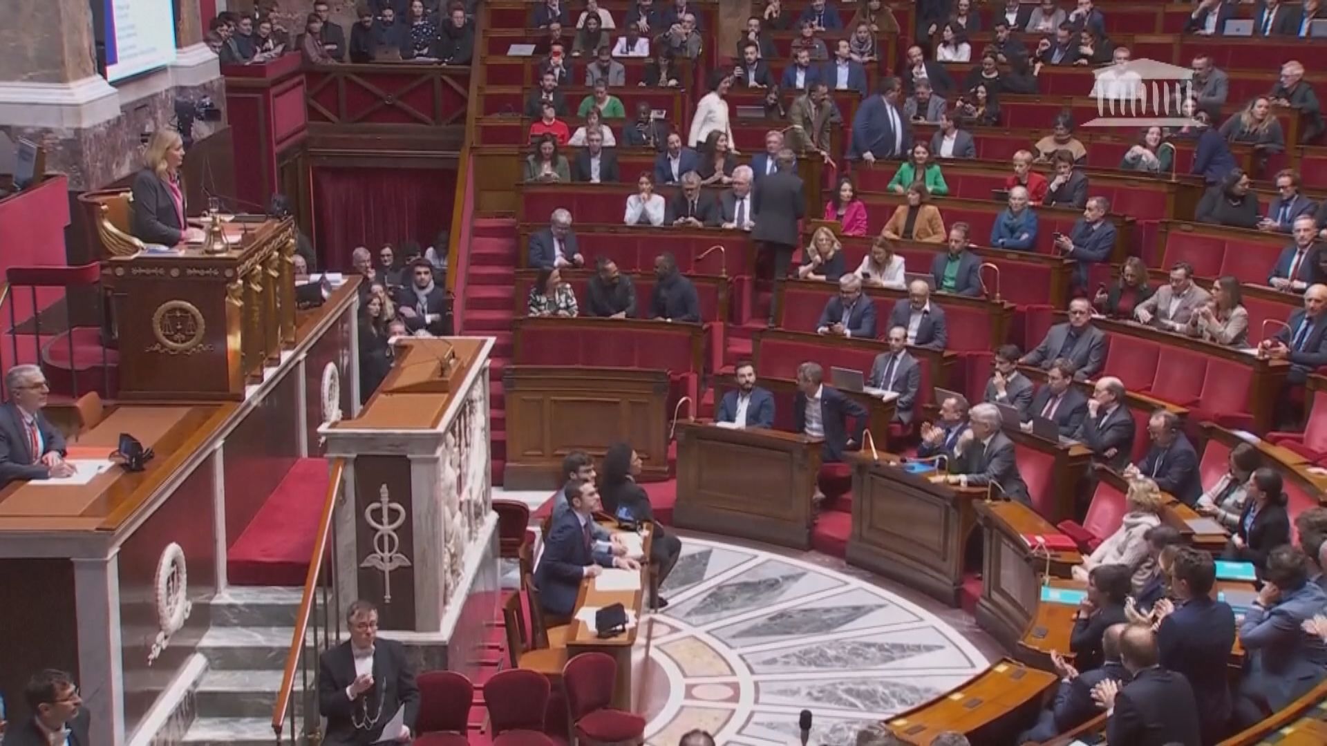 法國總理運用權力強行通過社福預算　面臨不信任動議