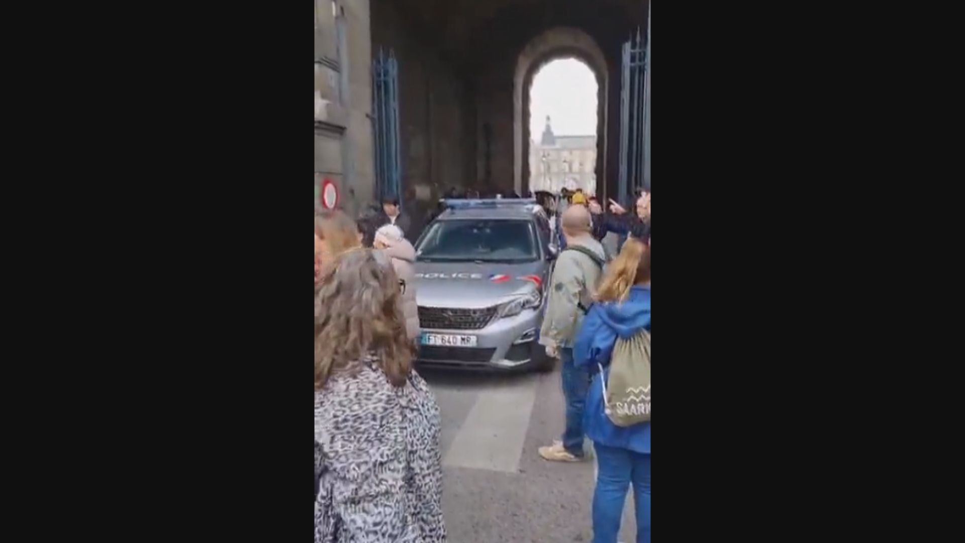 羅浮宮劫案｜蒙面劫匪闖入偷走多件藏品　周日全日關閉