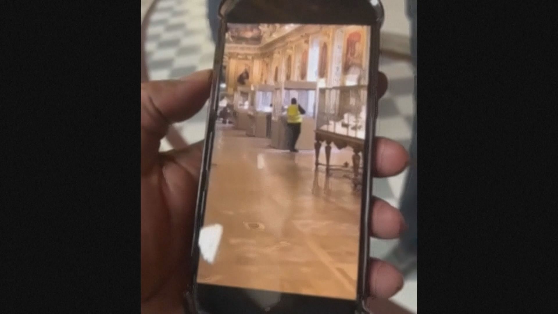 法國檢察人員估計羅浮宮偷竊案財物損失逾7.9億港元