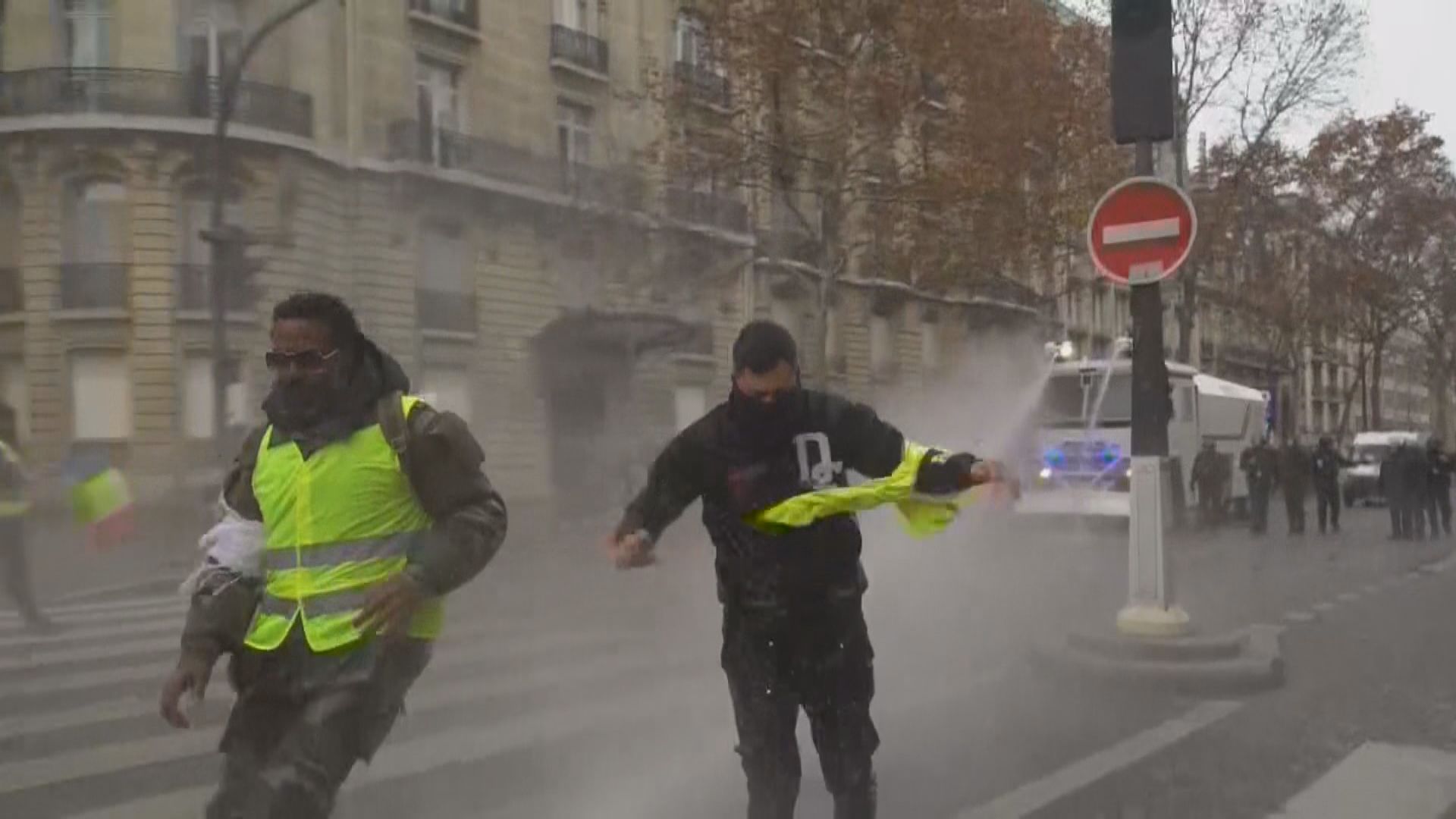 有示威者認為馬克龍新措施仍不足及太遲