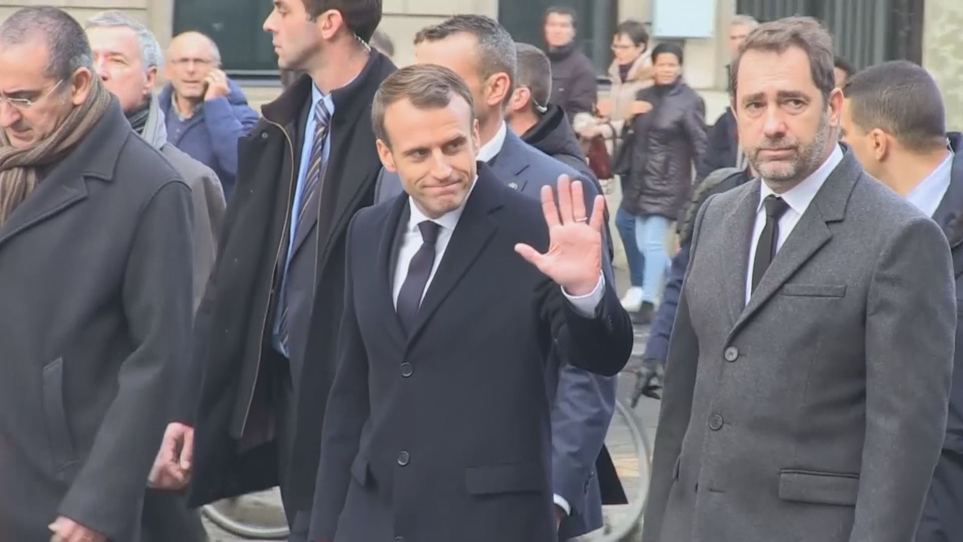 馬克龍承諾提高最低工資回應示威訴求