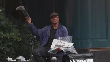 巴黎最後一名街頭賣報人　半世紀堅守街頭賣報　將獲馬克龍親自授勳