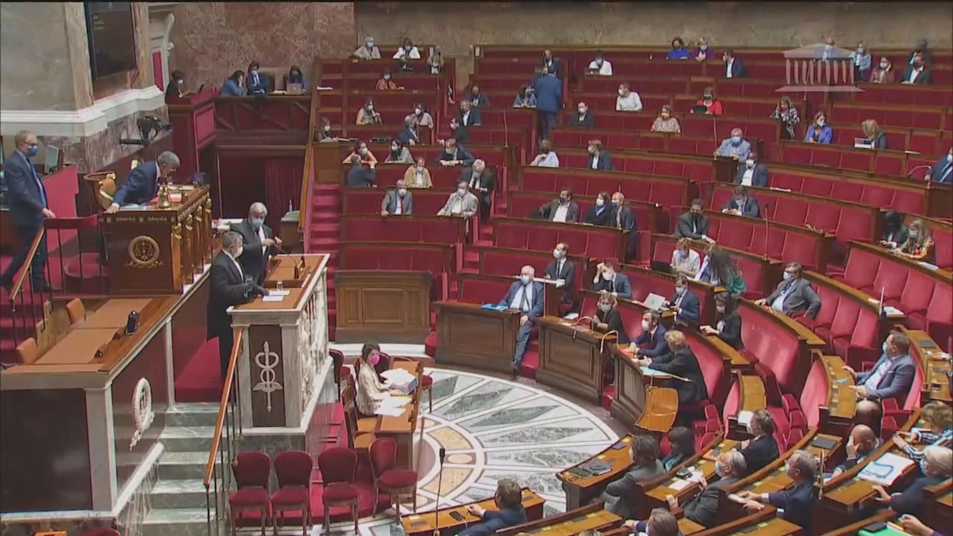 法國國會通過健康通行證法案　到餐廳等須持健康證明