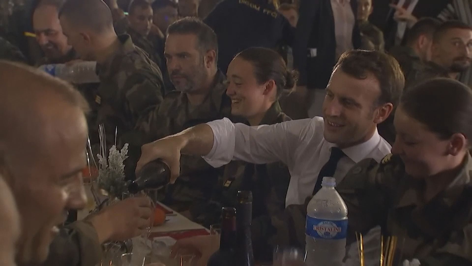 示威者不滿法國總統生活奢華