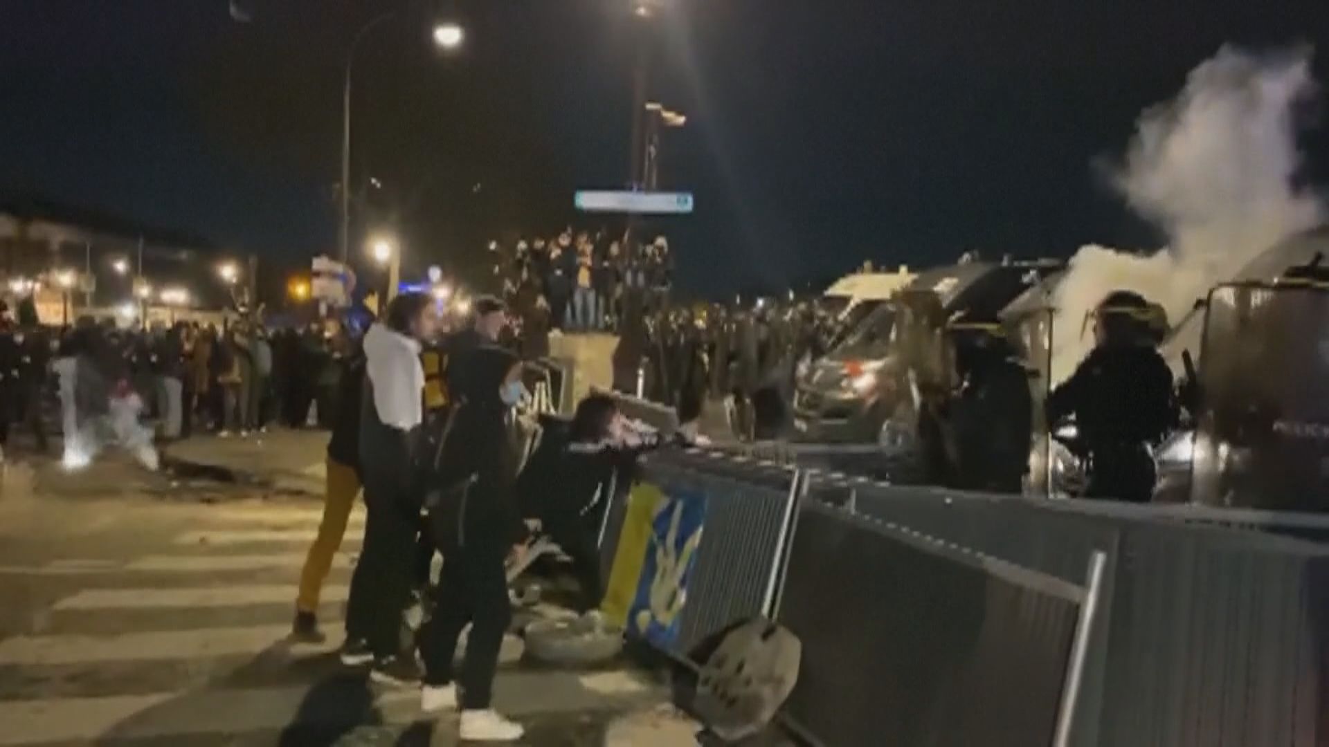 馬克龍以特權推退休改革觸發激烈示威