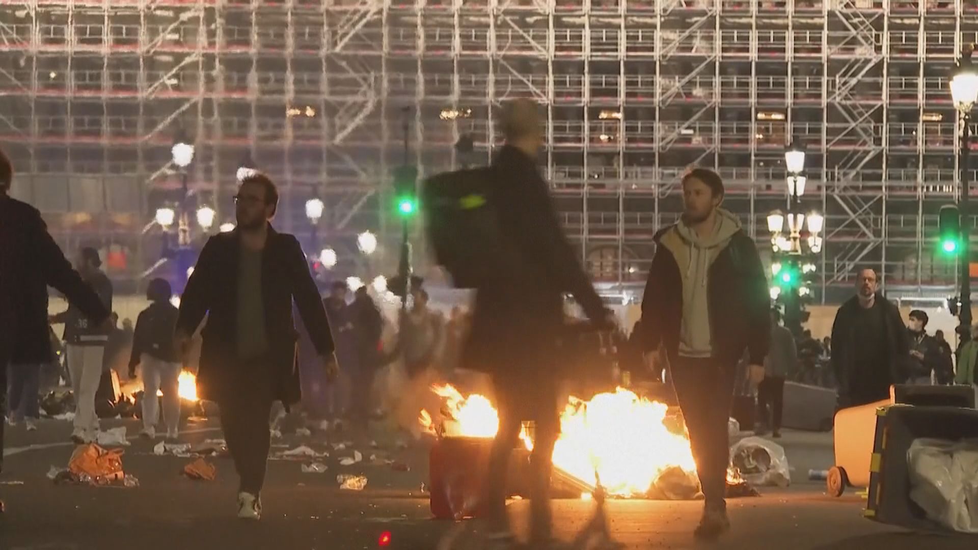 法國國民議會否決兩項對政府不信任動議　繼續有民眾示威抗議退休改革