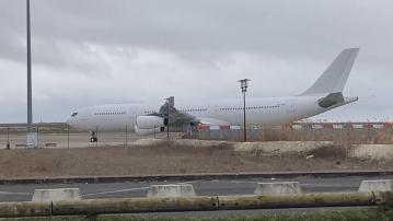 遭法國扣留印度人包機獲准離開 消息指將前往孟買