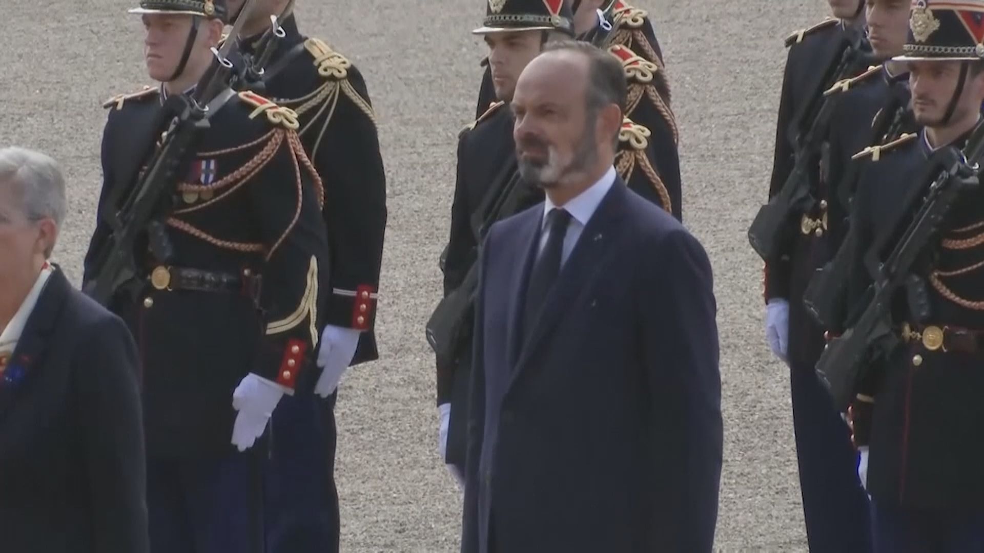 法國總理菲利普率領閣員總辭