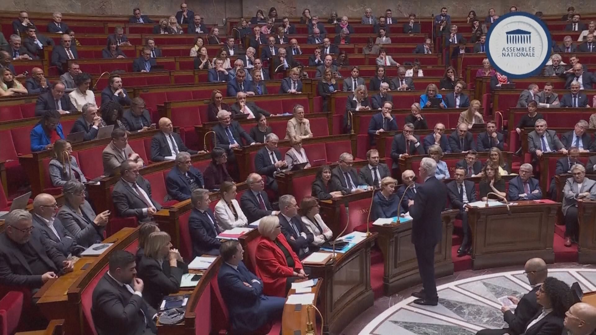 法國總理貝魯強行通過預算案　面臨不信任動議