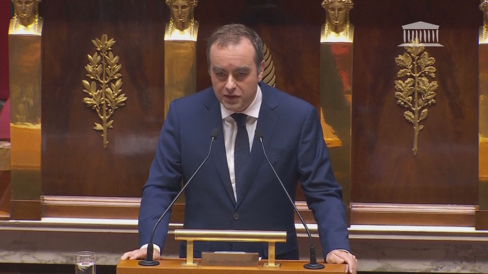 法國勒科爾尼內閣在國會兩項不信任動議中過關