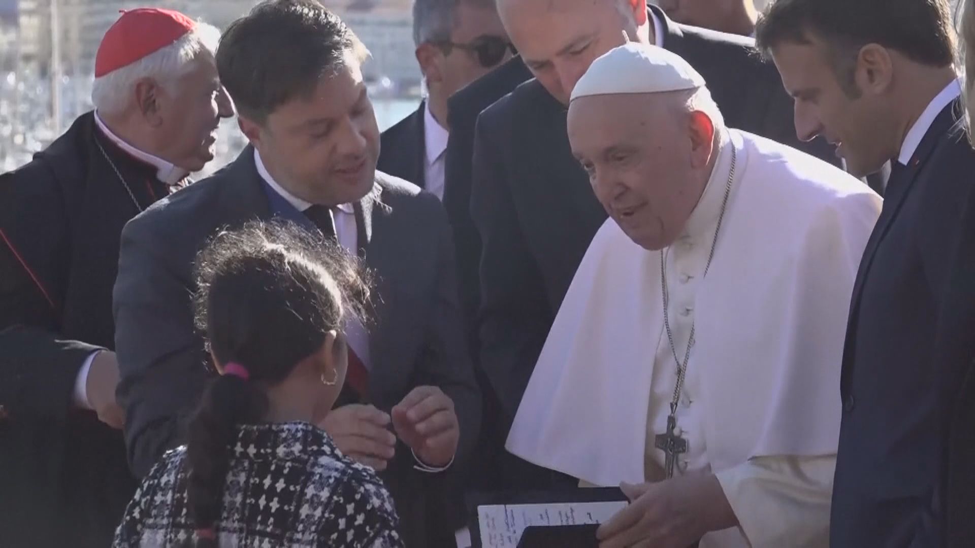 教宗方濟各到訪馬賽 馬克龍在場迎接