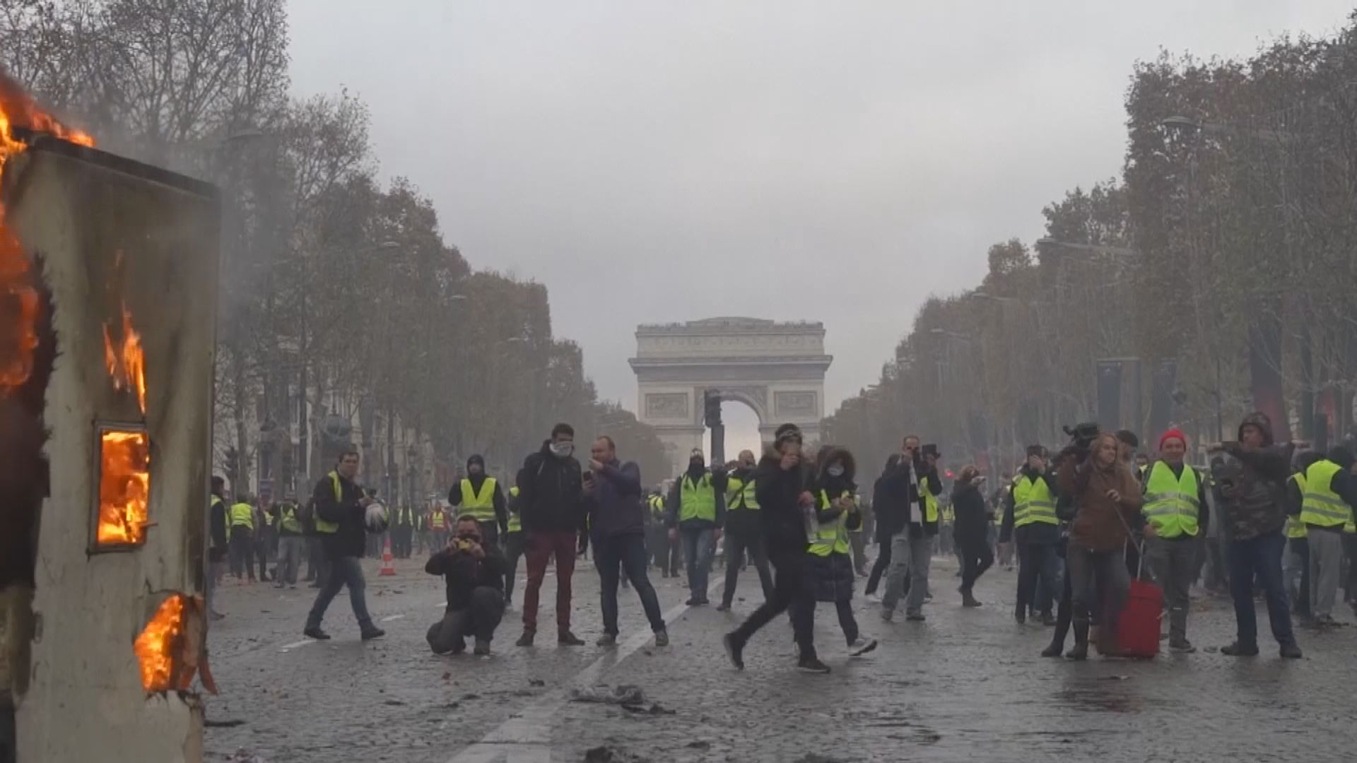法國多處續有示威抗議調高柴油稅